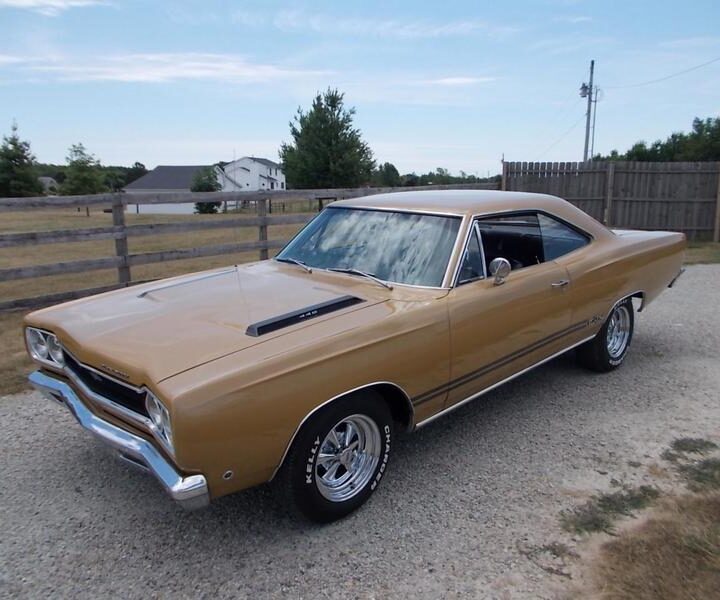 1968 Plymouth GTX 440 Gold Side