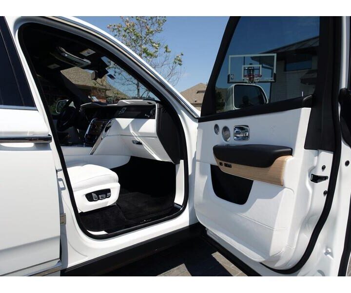 2019 Rolls Royce Cullinan White Door
